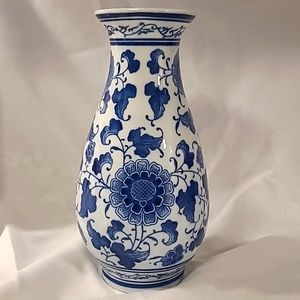 Asian 🎏 white and blue Chine vase